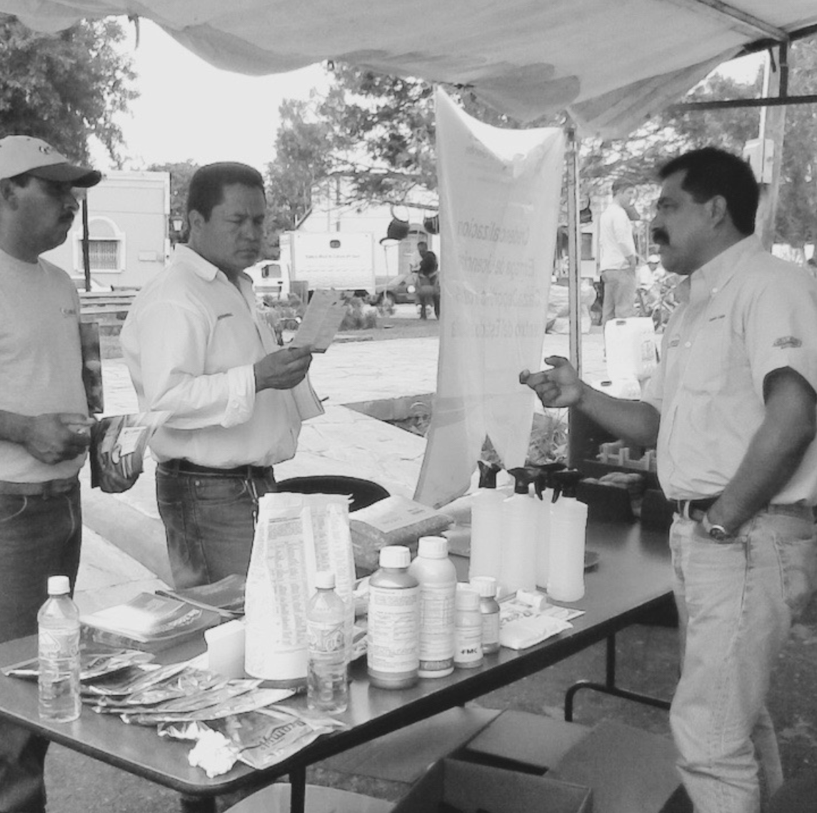 Equipo de Fumigaciones Rangel en una exposición, foto de archivo