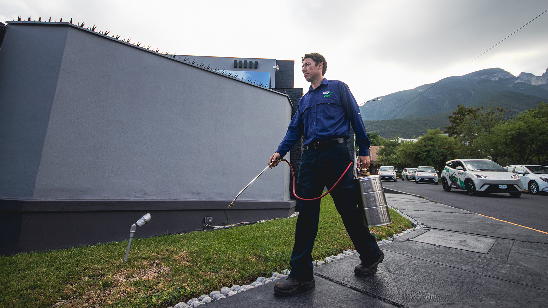 Técnico de Fumigaciones Rangel aplicando tratamiento en el exterior de una casa en Monterrey