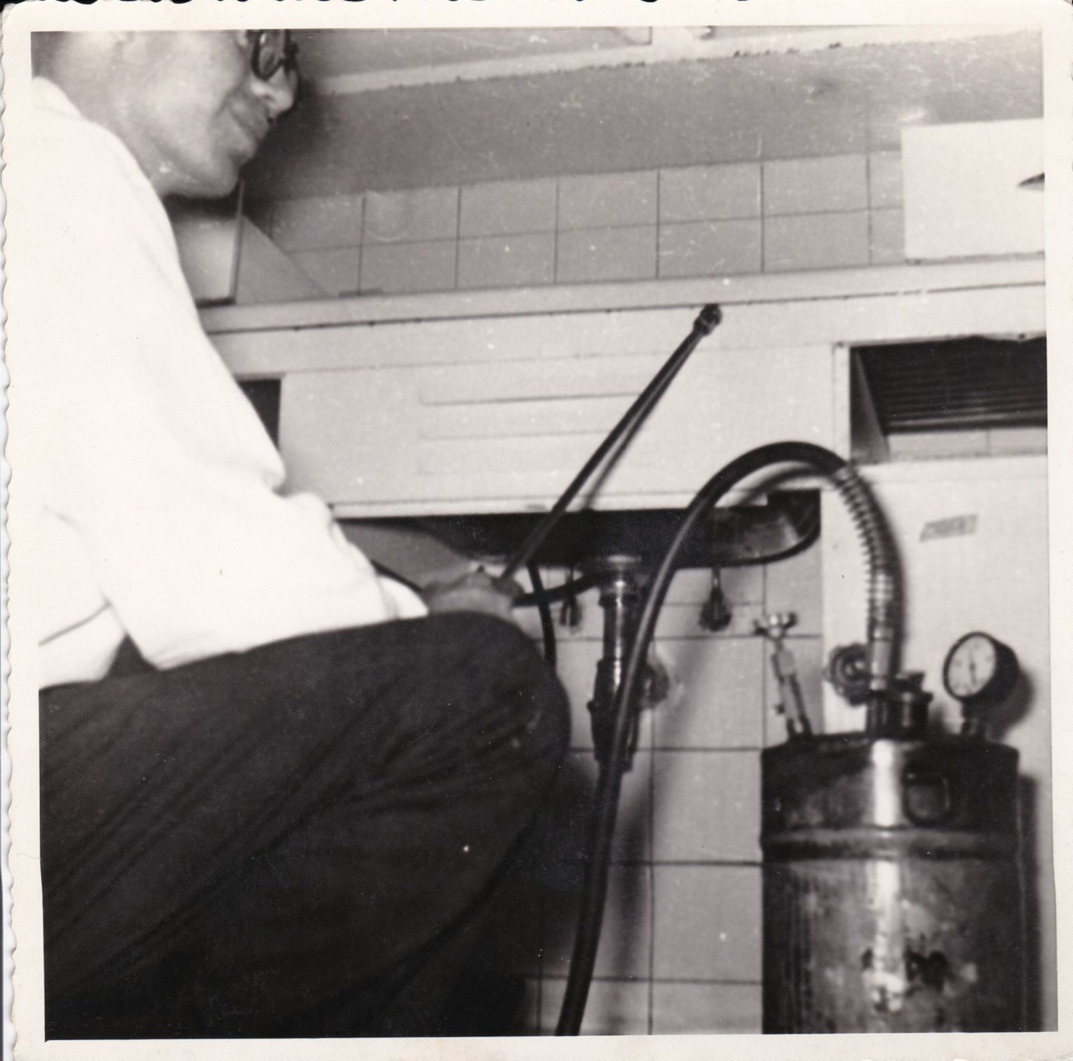 Técnico con equipo de fumigación, foto de archivo