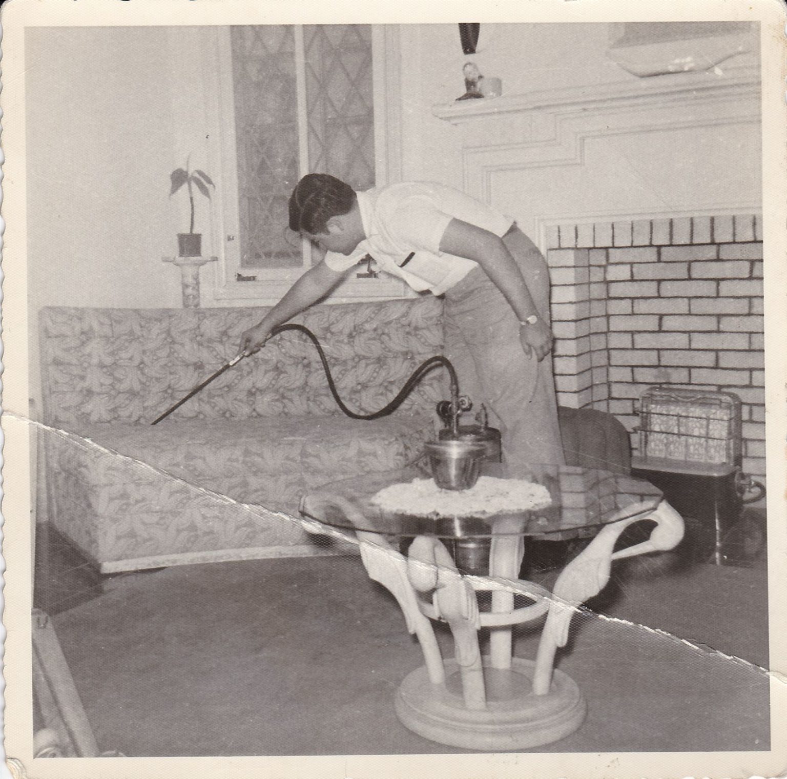 Técnico fumigando una sala, foto de archivo