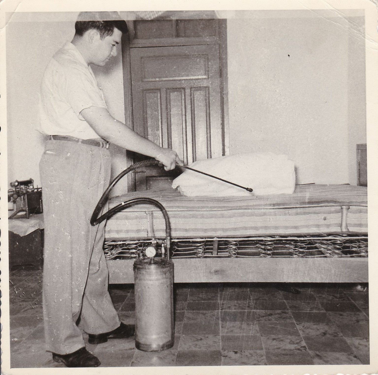 Técnico de Fumigaciones Rangel fumigando una recámara, foto de archivo